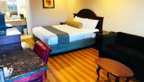 Гостиница Dynasty Suites Hotel Riverside в Риверсайде