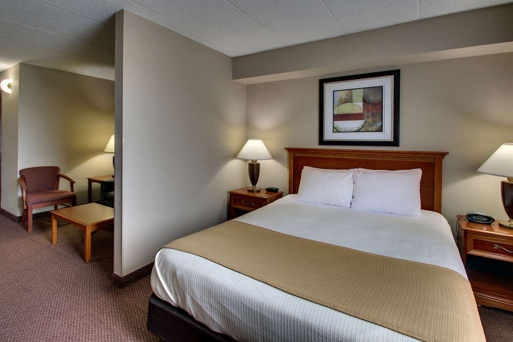 Фото Best Western East Towne Suites