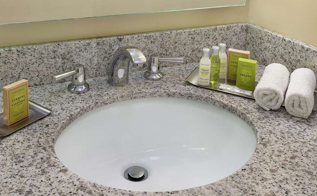 Фото Doubletree by Hilton Cape Cod - Hyannis