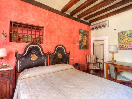 Фото Charme Hotel Henry's House