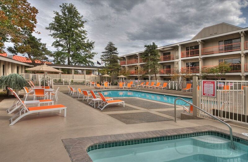 Гостиница Ashland Hills Hotel & Suites