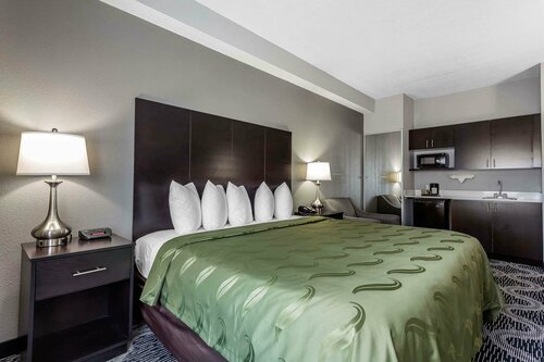 Гостиница Quality Suites Pineville - Charlotte в Пайнвилле