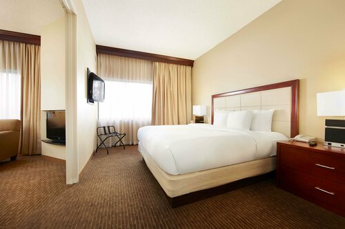 Гостиница DoubleTree Suites by Hilton Cincinnati - Blue Ash
