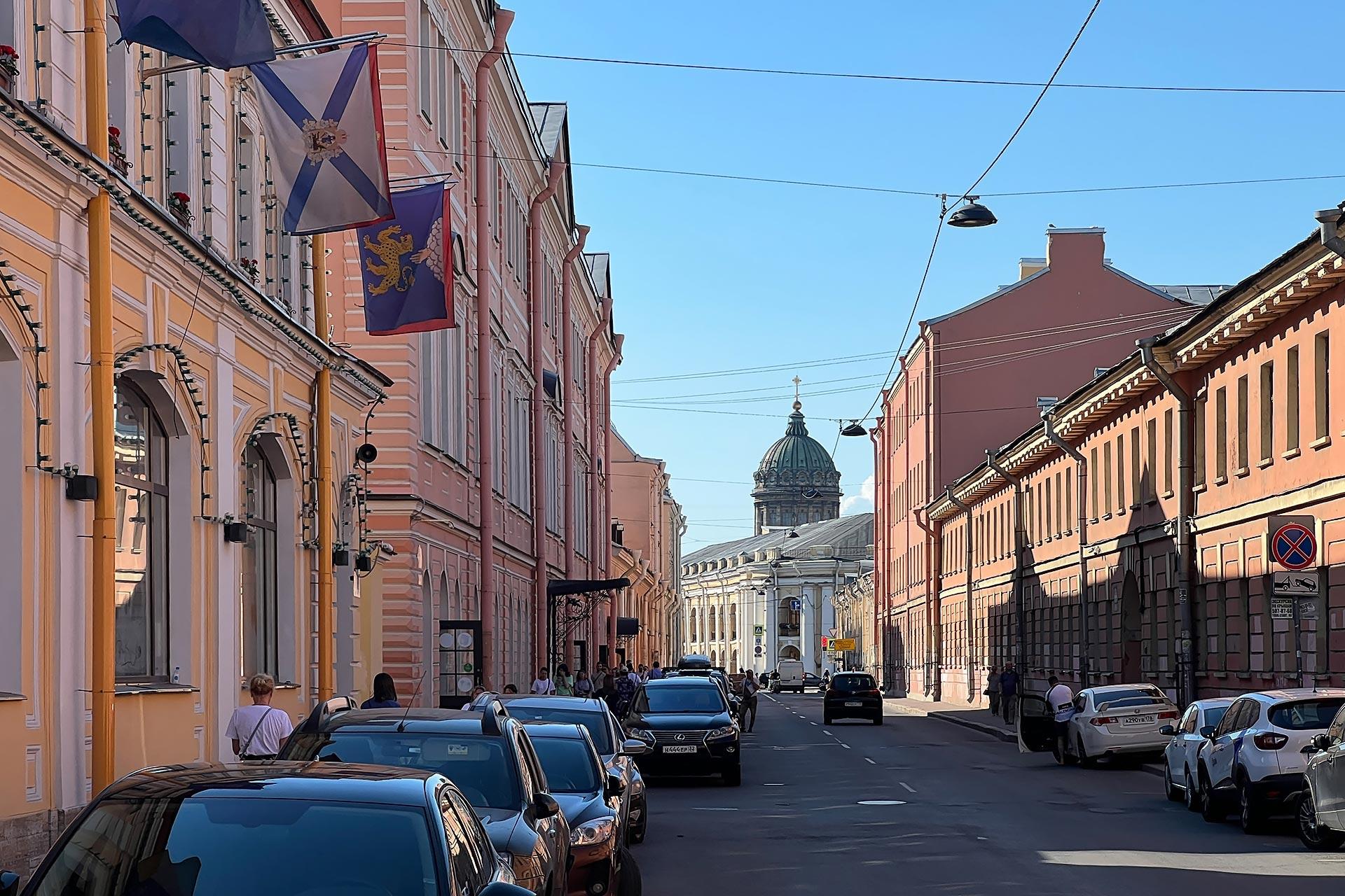 Фото Друзья у Гостиного Двора