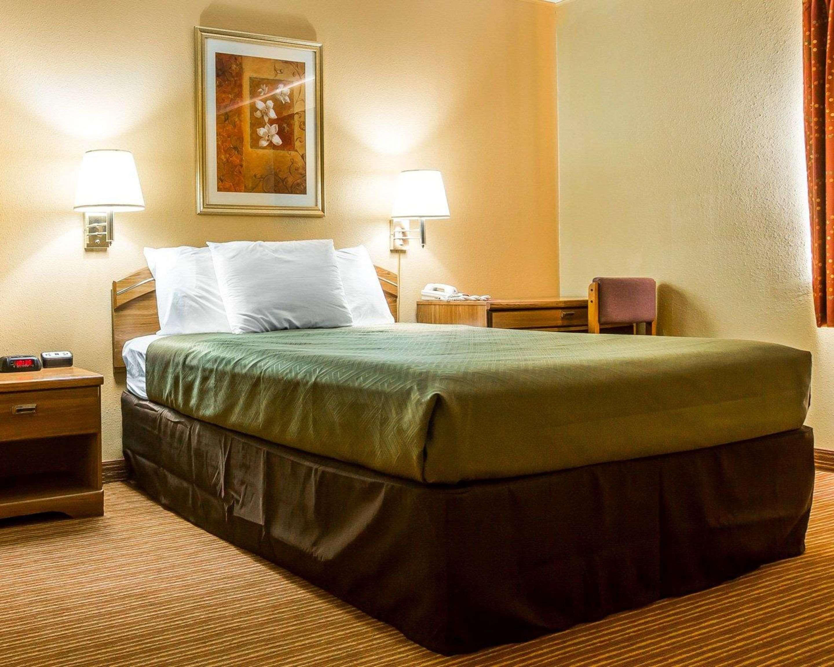 Фото Econo Lodge Massena Hwy 37