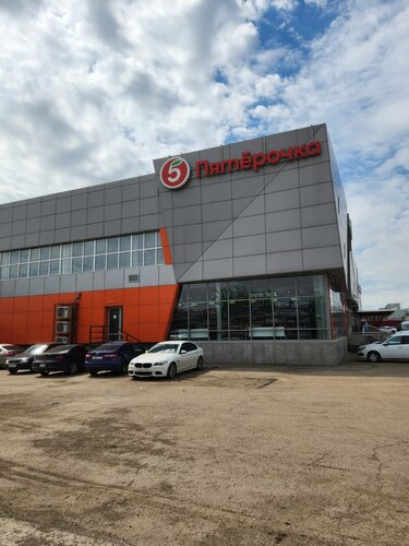 Көйлек киіп аяғын жайып, трусисын көтерді.