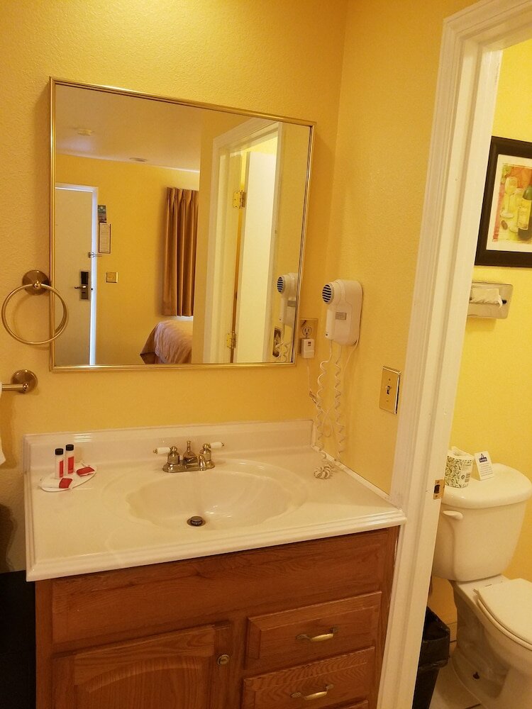 Фото Travelodge by Wyndham Wenatchee