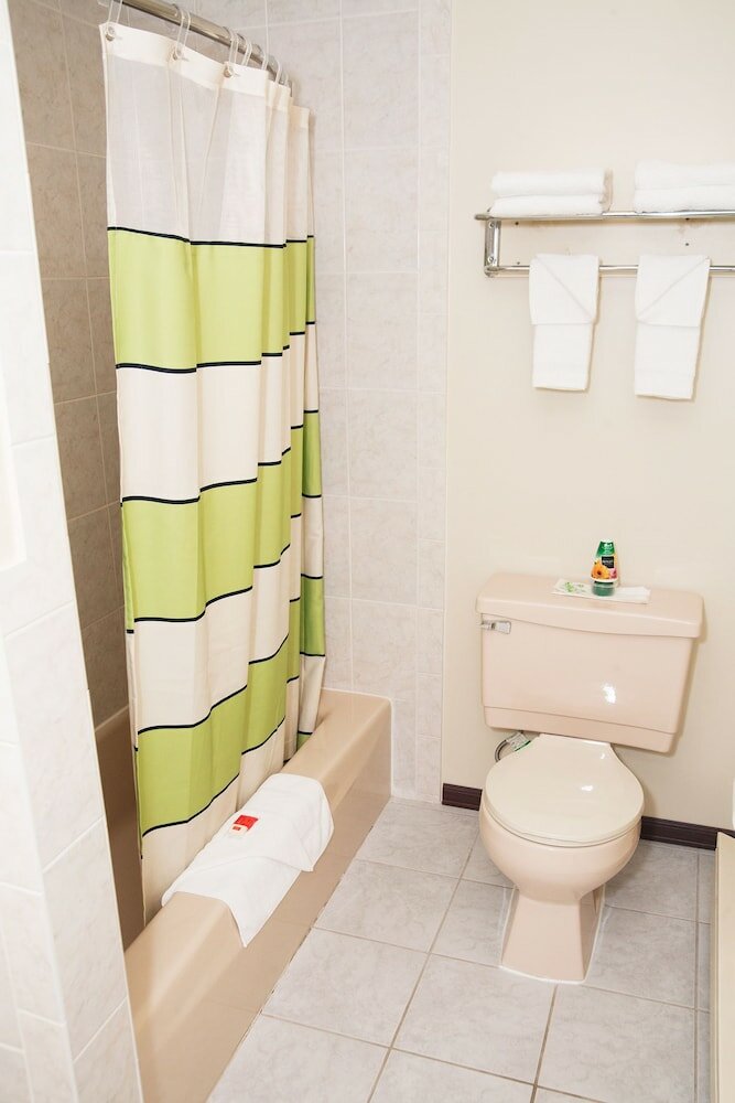 Фото Red Carpet Inn & Suites