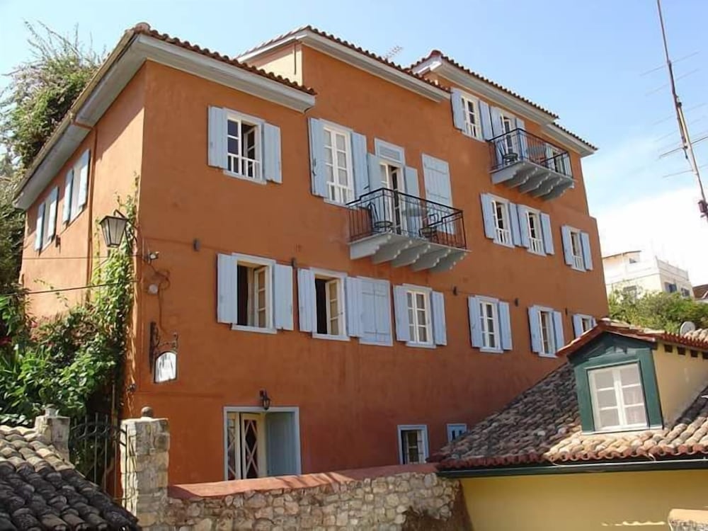 Фото Byron Hotel