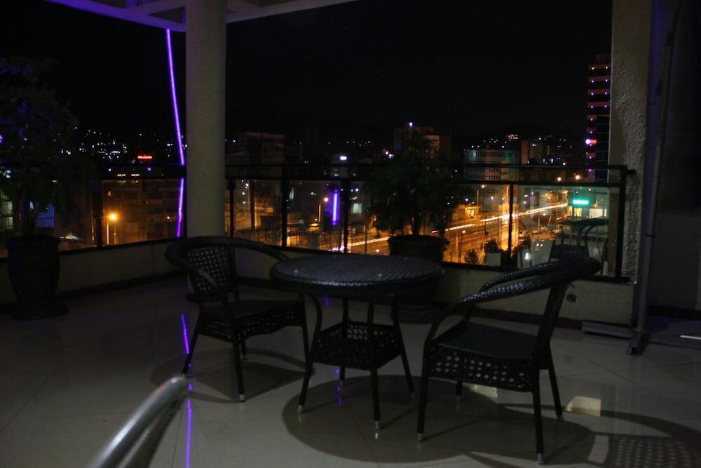 Фото Blue Birds International Hotel