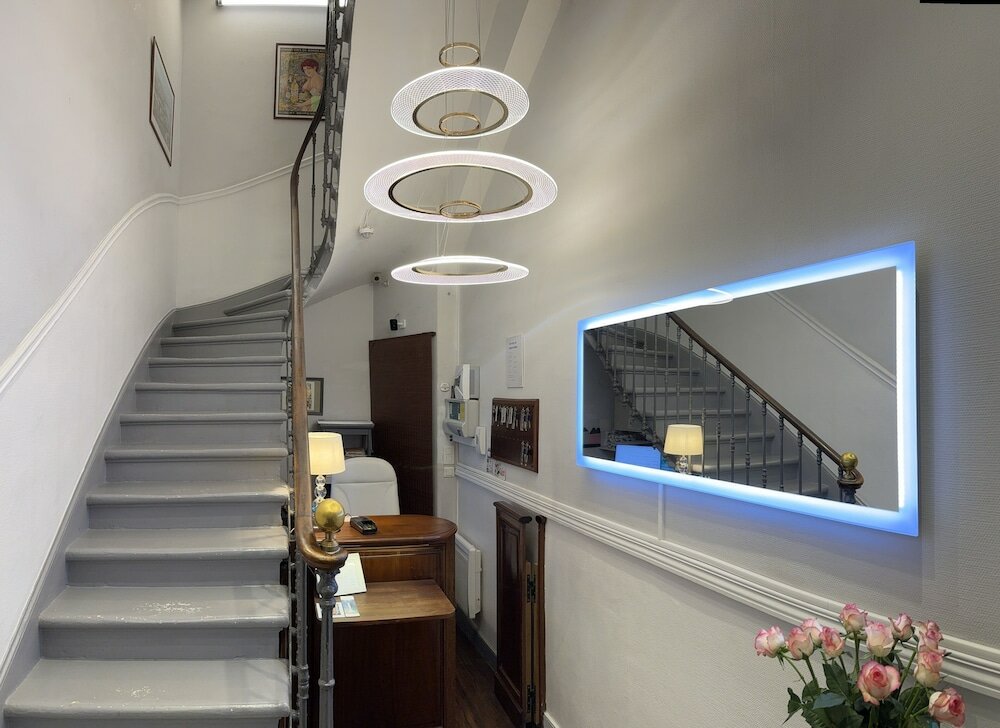 Фото Brit Hotel Des Grands Hommes Bordeaux Centre