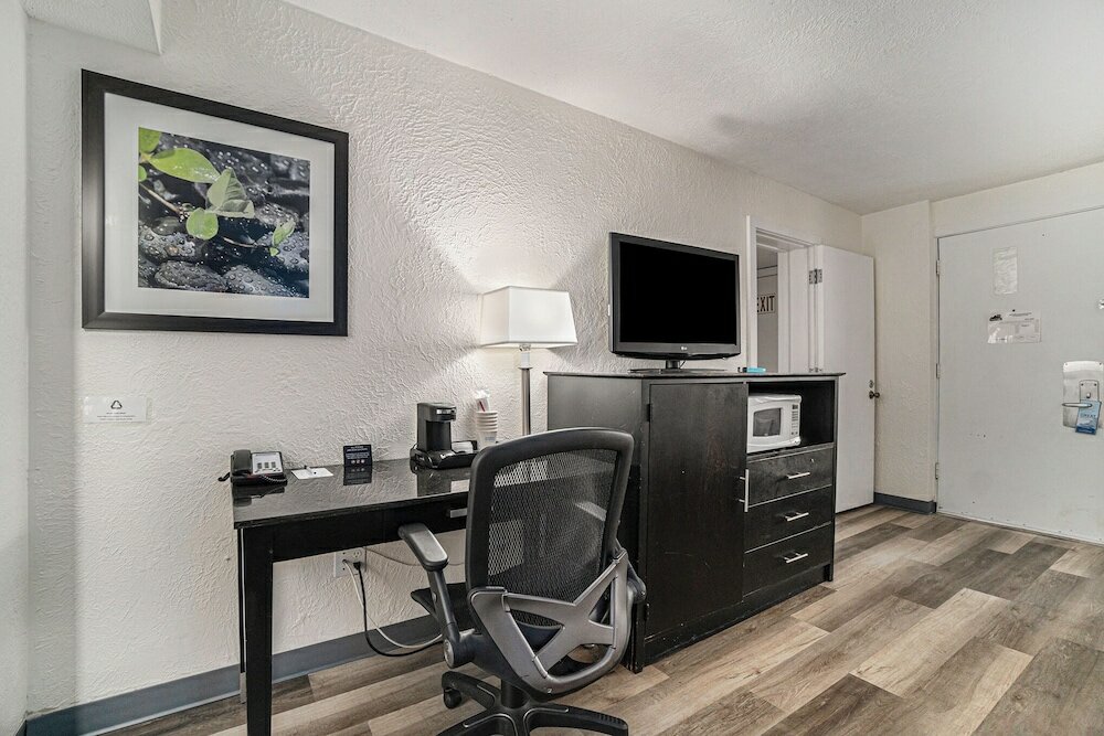 Фото Travelodge by Wyndham Traverse City Mi