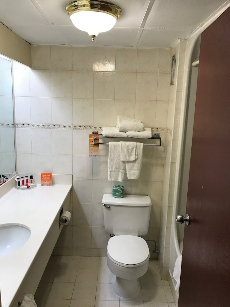 Фото Howard Johnson Hotel by Wyndham Newark Airport