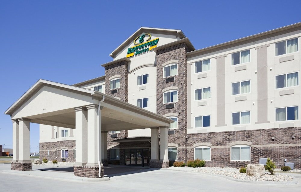 Фото Expressway Suites Fargo