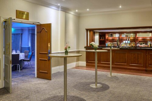 Гостиница DoubleTree by Hilton St. Anne's Manor в Графстве Беркшир