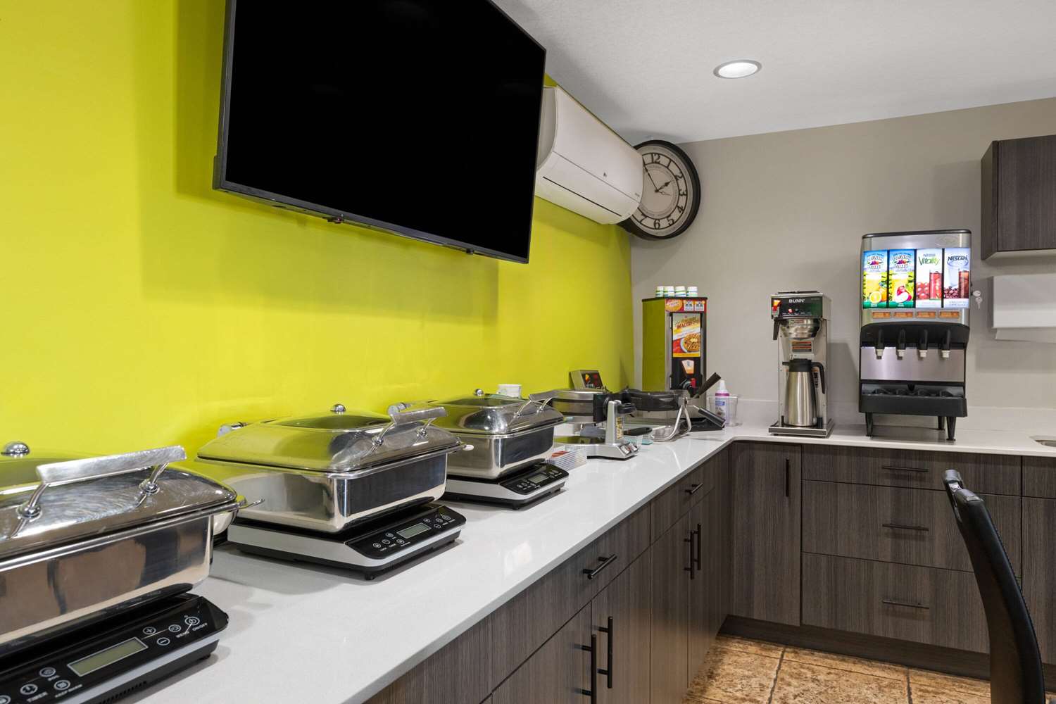 Фото Super 8 by Wyndham Fort McMurray