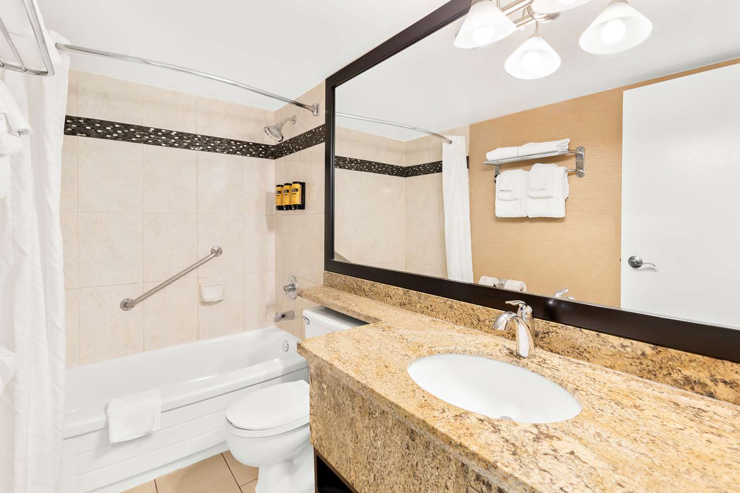 Фото Best Western Plus Inner Harbour - Victoria Hotels