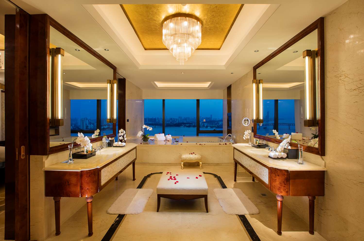 Фото Hilton Wuhan Riverside