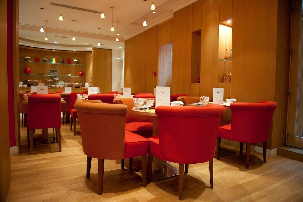 Фото Westside Arc de Triomphe