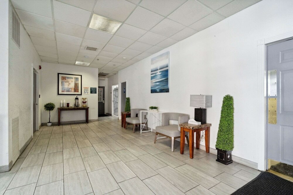 Фото Econo Lodge Inn & Suites