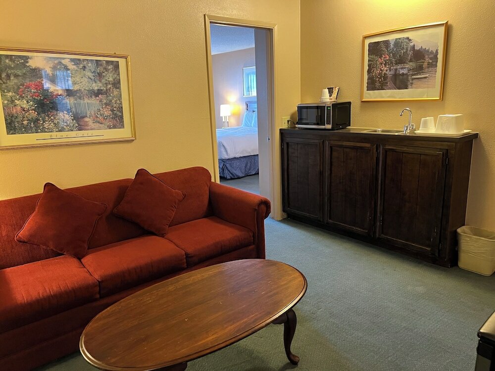 Фото Hardman House Inn & Suites