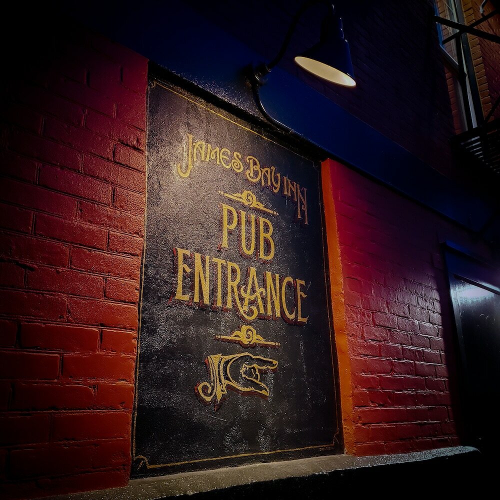 Фото James Bay Inn Hotel & Suites