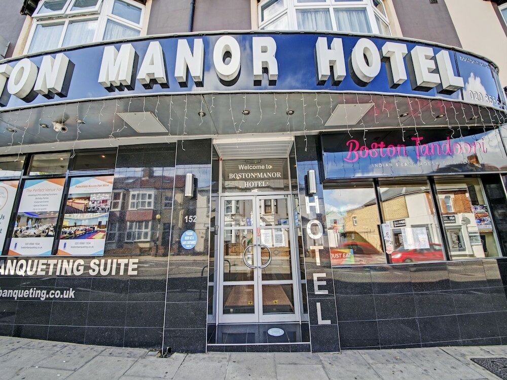 Фото Oyo Bostons Manor Hotel