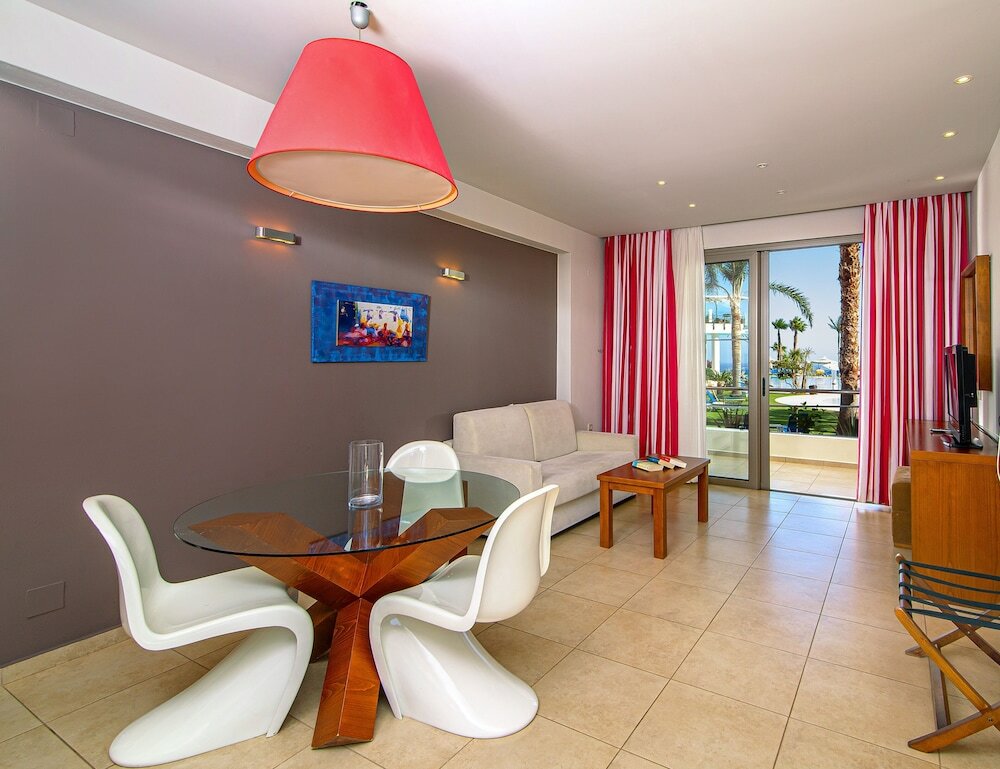 Фото Royal Heights Resort Villas & SPA