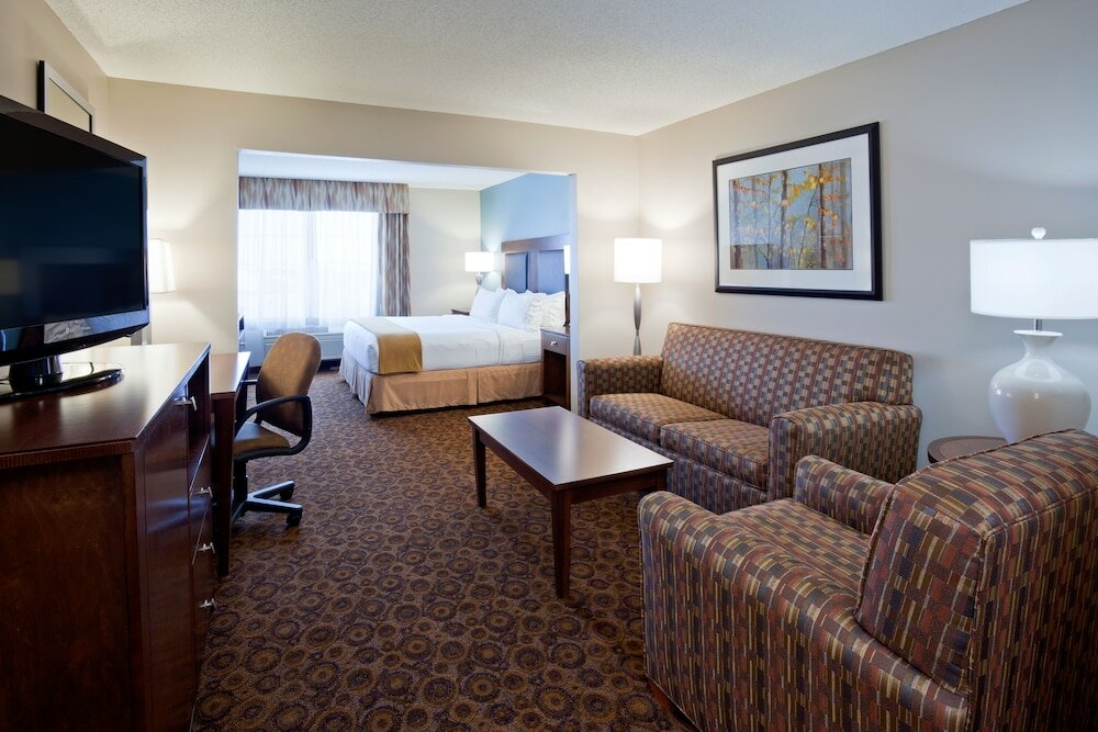 Фото Holiday Inn Express Hotel & Suites St. Cloud, an Ihg Hotel