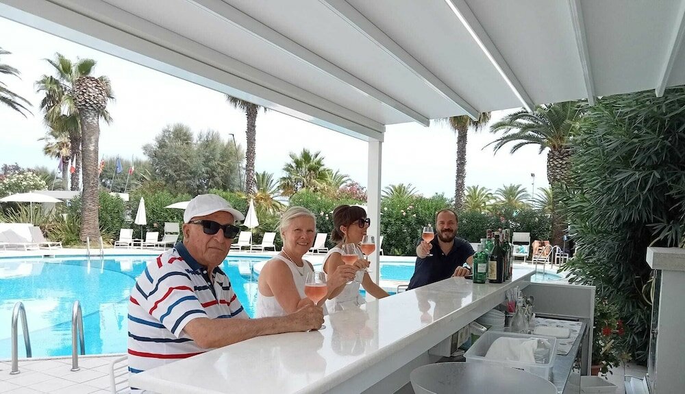 Фото International