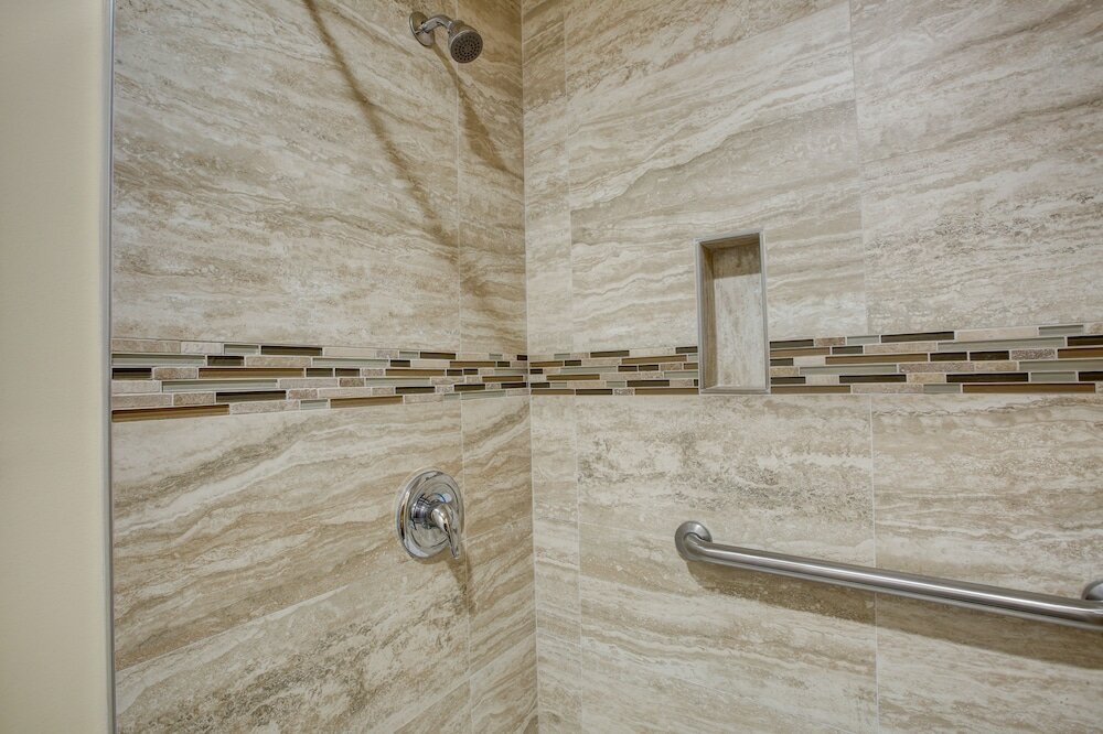 Фото Ontario Inn & Suites