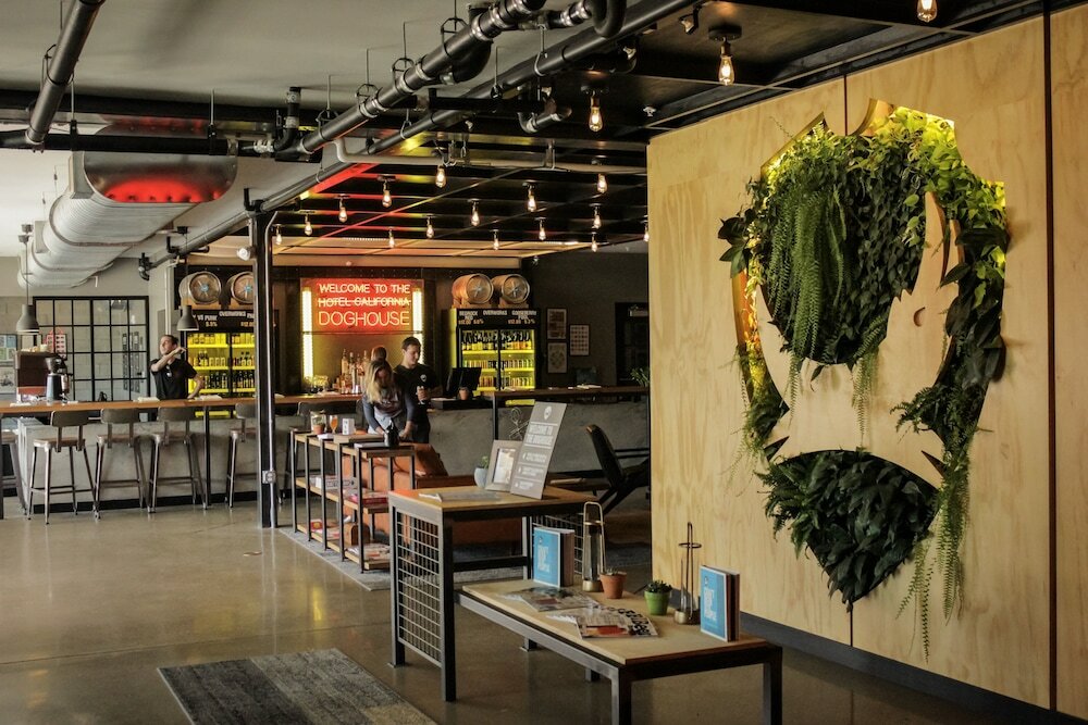 Фото DogHouse Hotel and Brewery