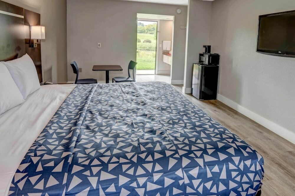 Фото Riverview Inn & Suites