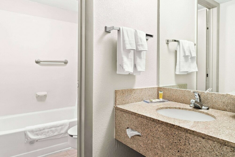 Фото Days Inn & Suites by Wyndham Warren