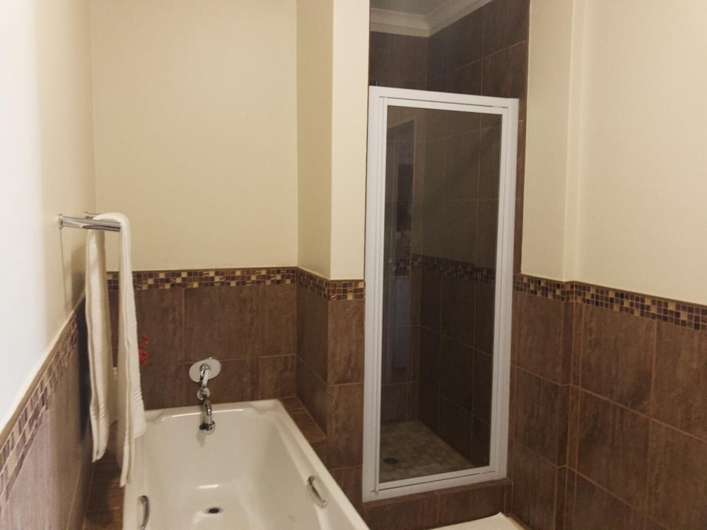 Фото The Hedge Guesthouse