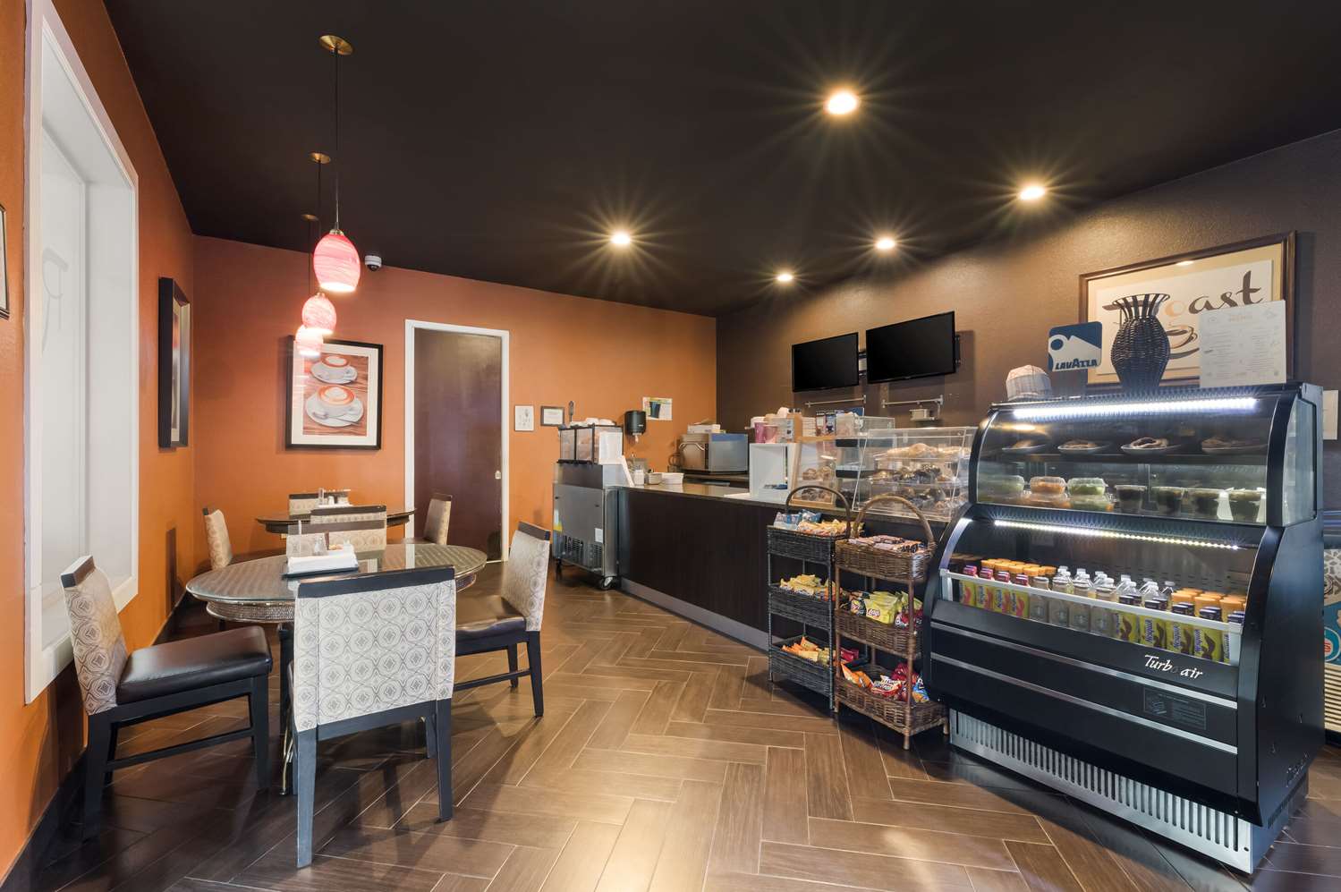 Фото Clarion Inn & Suites Across From Universal Orlando Resort