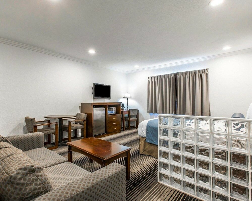 Фото Rodeway Inn & Suites Pacific Coast Highway