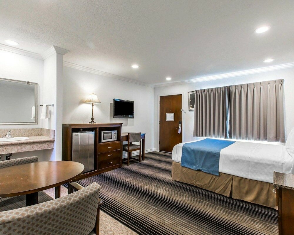 Фото Rodeway Inn & Suites Pacific Coast Highway