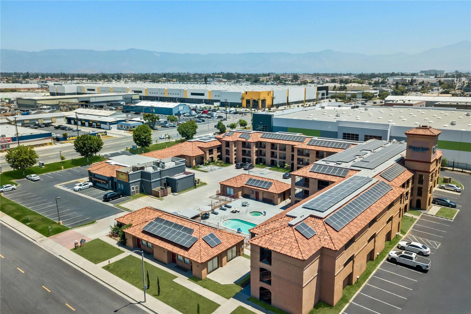 Фото Days Inn by Wyndham Fontana Rialto