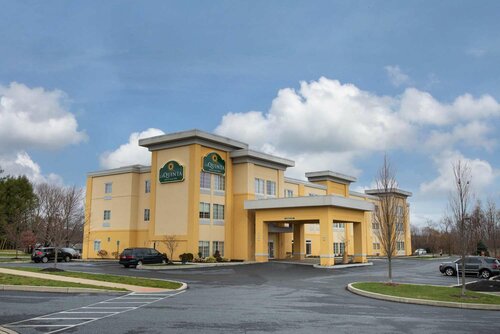 Внешний вид отеля La Quinta Inn & Suites by Wyndham Harrisburg-Hershey в Западном Ганновере Таунишипе, фото 2