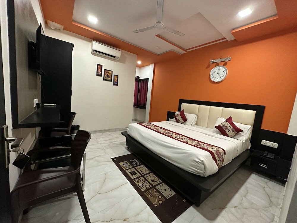 Фото Hotel Aaradhya Residency