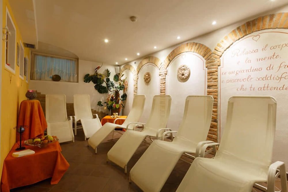 Фото Hotel Cristina