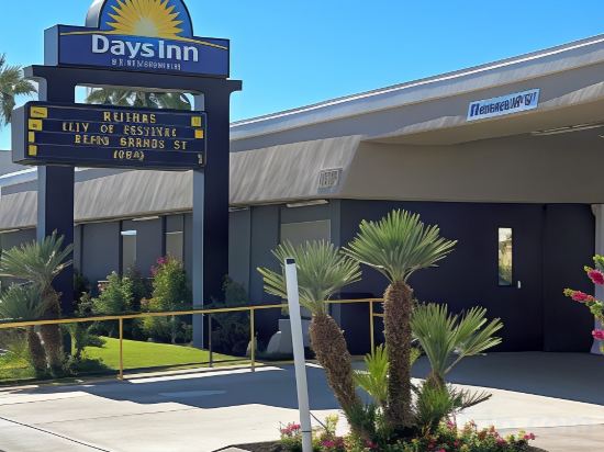 Фото Days Inn by Wyndham Indio