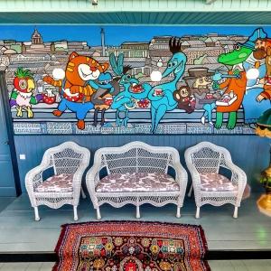 Фото Друзья у Дома Книги