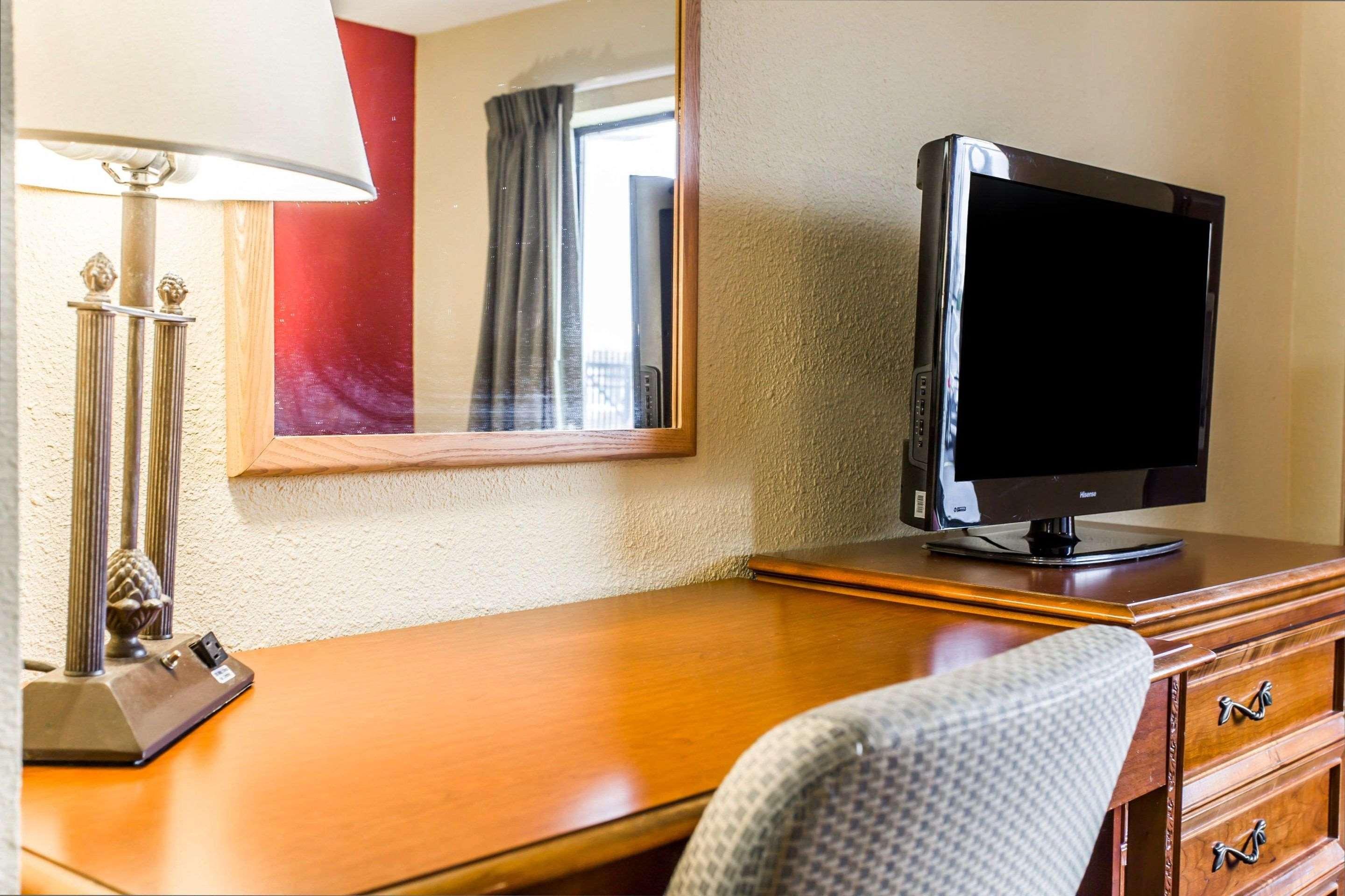 Фото Rodeway Inn Charlotte Downtown