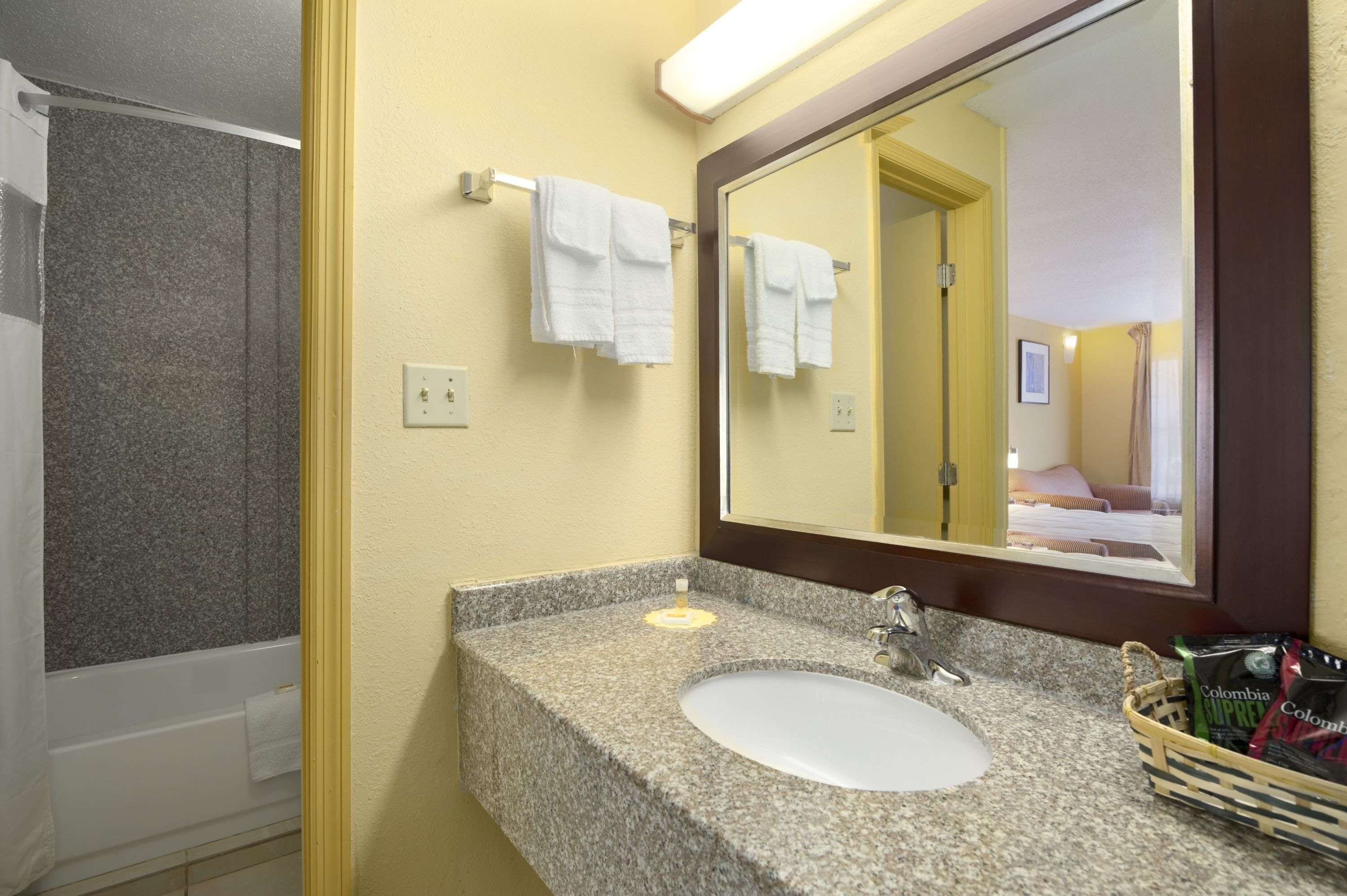 Фото Days Inn by Wyndham Brunswick/St. Simons Area