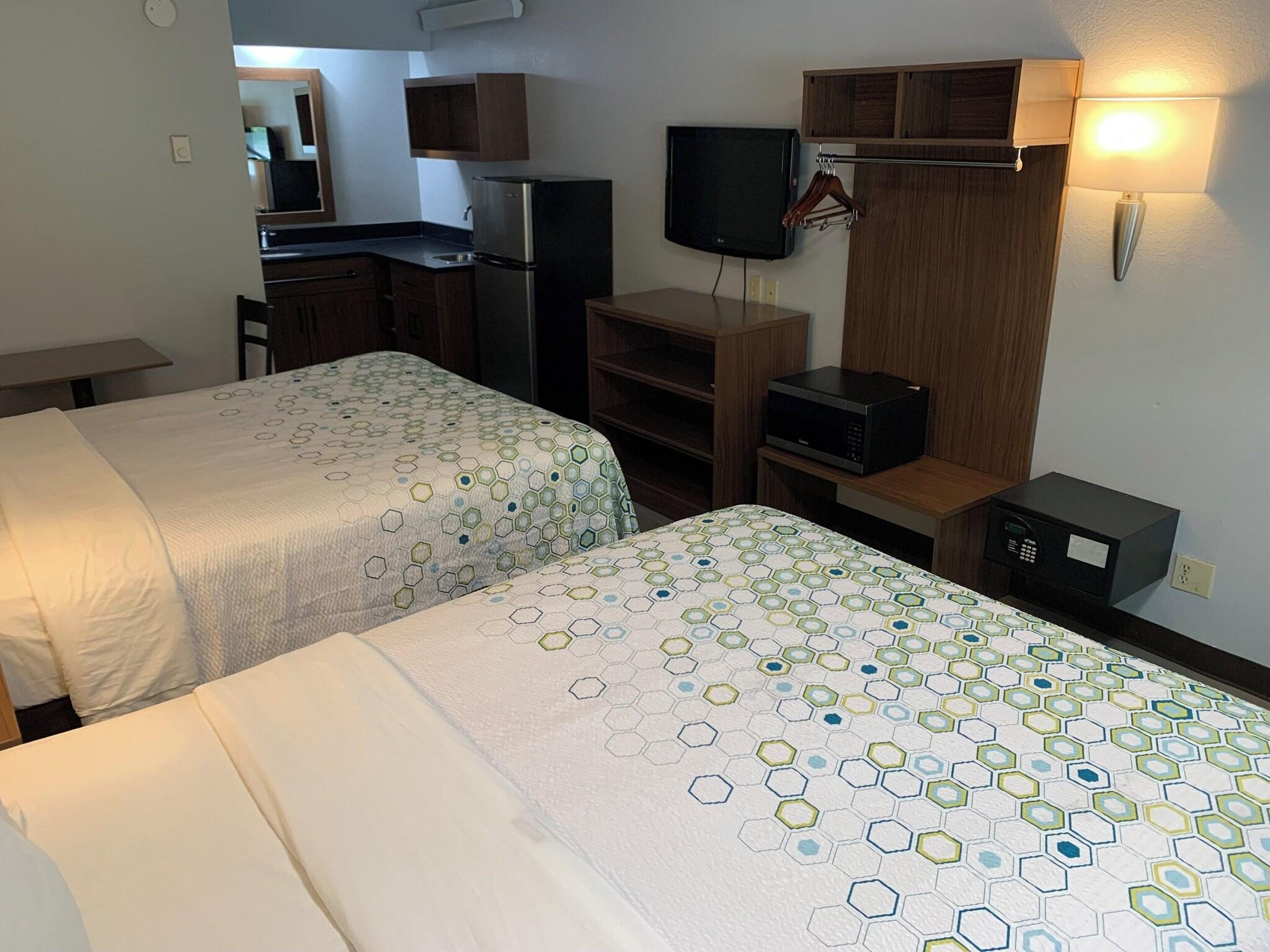 Фото HomeTowne Studios by Red Roof Mystic - New London