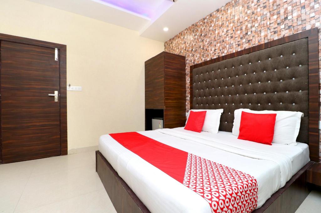 Фото Azaad Lifestyle Hotel by Oyo Rooms