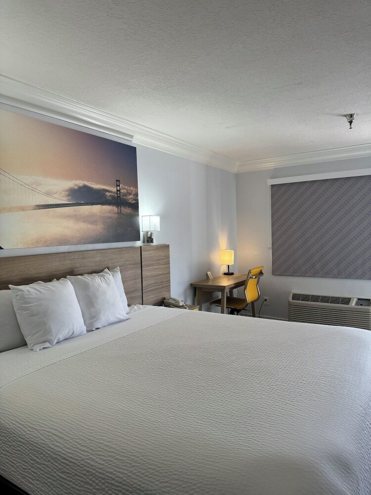 Фото Days Inn by Wyndham Near City Of Hope