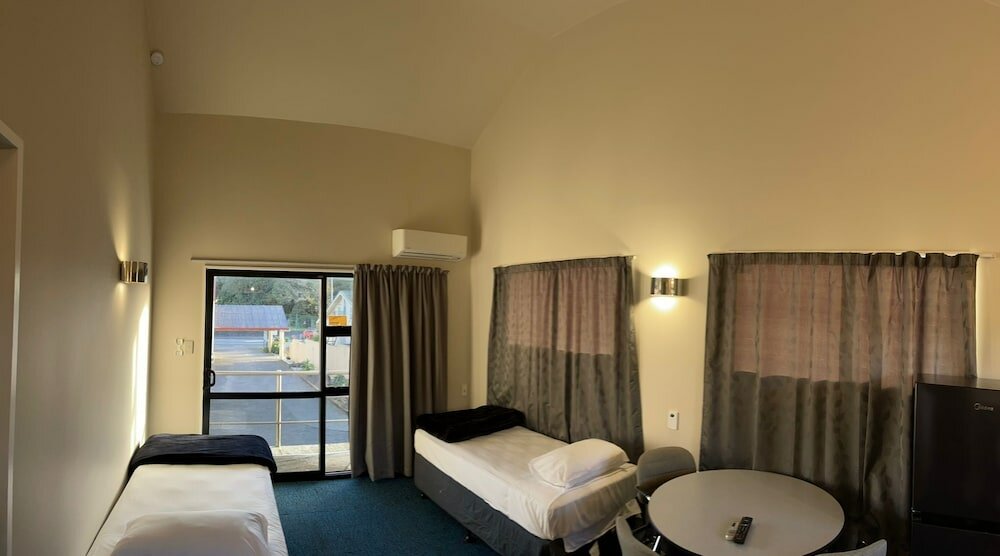 Фото Rayland Epsom Motel